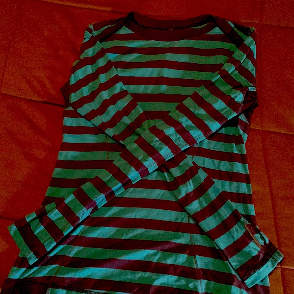 Ladies Lulu Lemon Lon sleeve navy and teal blue size large. Fits like a medium.